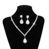 Set di Gioielli Disponibile: Collana e Orecchini con Diamanti Intarsiati in Metallo per Spose