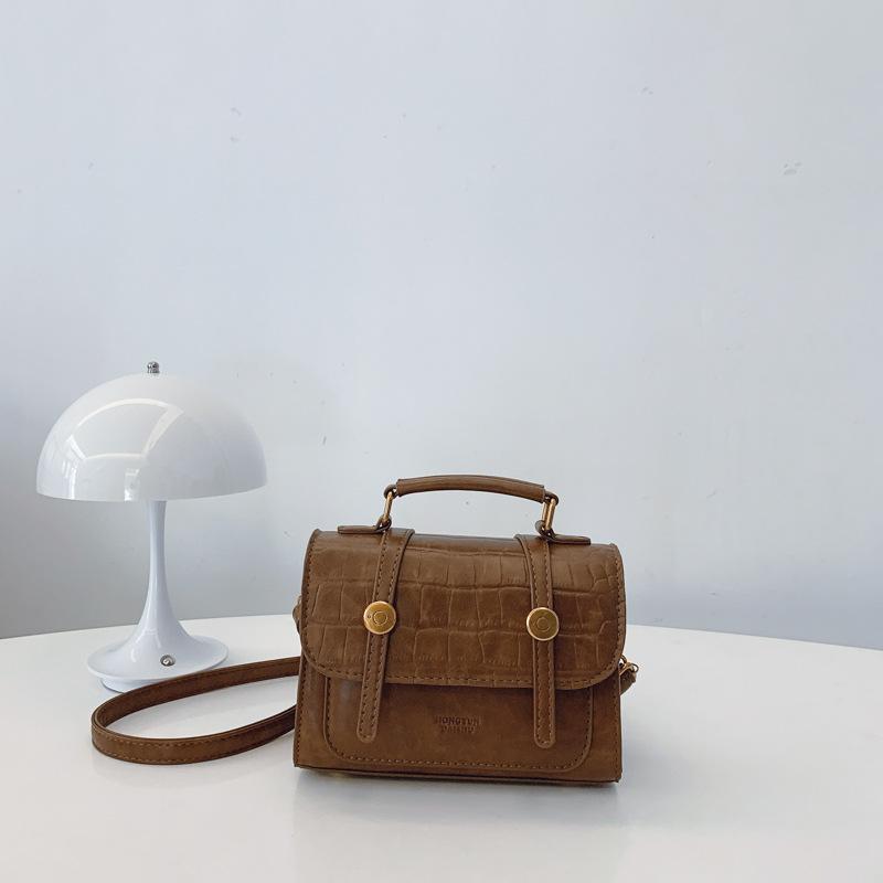 

Простая текстура, колледж-стиль, маленькая квадратная сумка, женская новая 2025 осень-зима, сумка через плечо, персонализированная, в зарубежном стиле, сумочка 18*8*13 коричневый