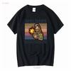 Schweißer können es in allen Positionen mit 100%iger Durchdringung. Vintage Weißes T-Shirt. Schweiß-Vintage. Gewaschenes Streetwear. Bequem. Leicht.