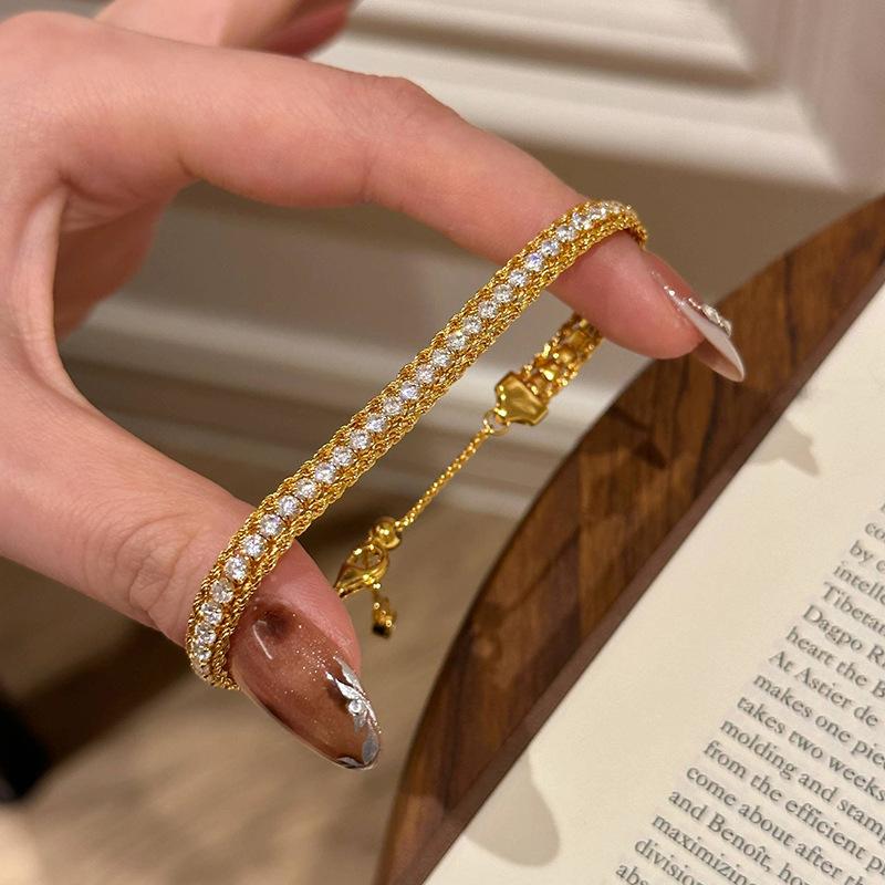 New in silver  Hollow out dazzling Diamond bracelet for women High Quality Light Luxury Shining Chain bangles Fashion