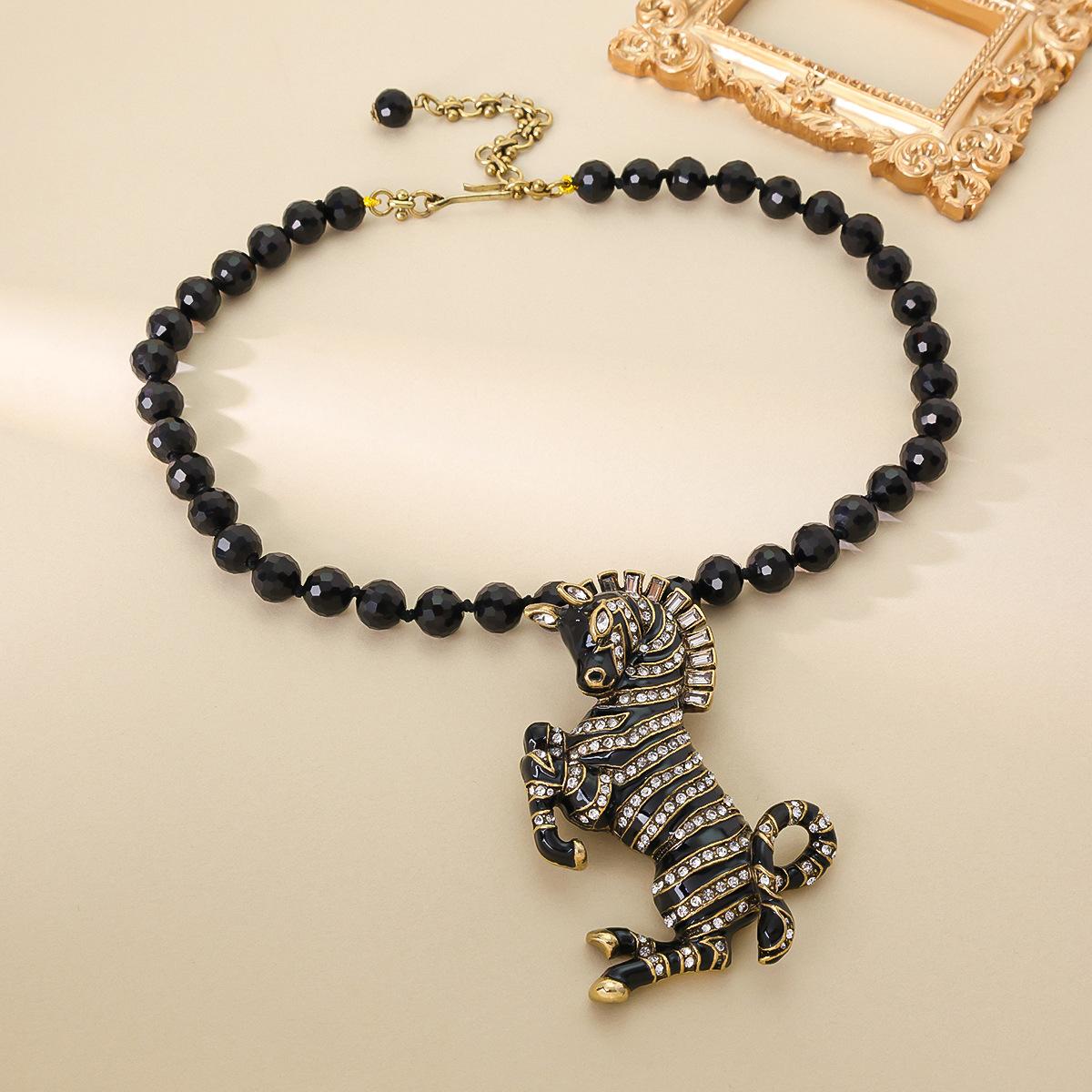 

Qingdao Medieval Special Brooch Plant Flower Cute Animal Crown Modeling Clothing Accessories