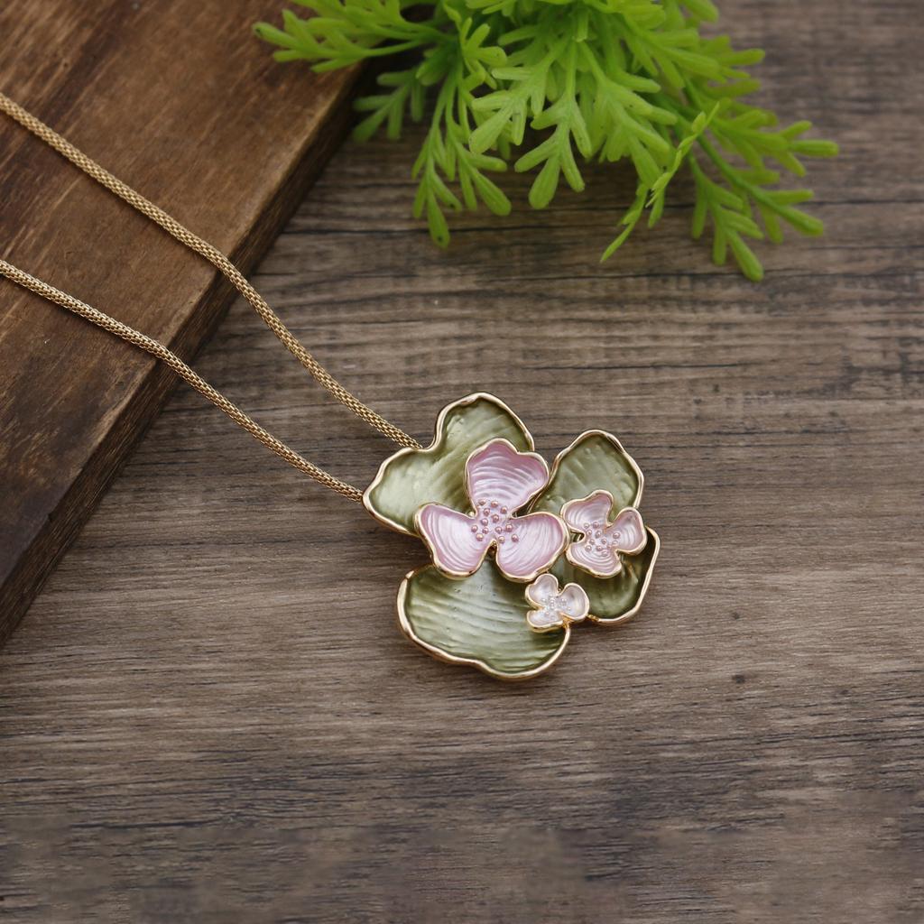 New Enamel Irregular Lotus Leaf Pendant, Women's Simple and Versatile Geometric Petal Necklace