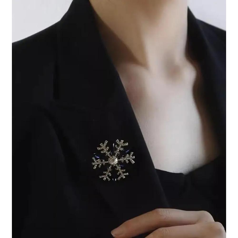 Exquisite Women‘s Brooch Crystal Snowflake Lapel Pins for Men Blue Rhinestone Suit Clothes Badge Luxury Jewelry Accessories