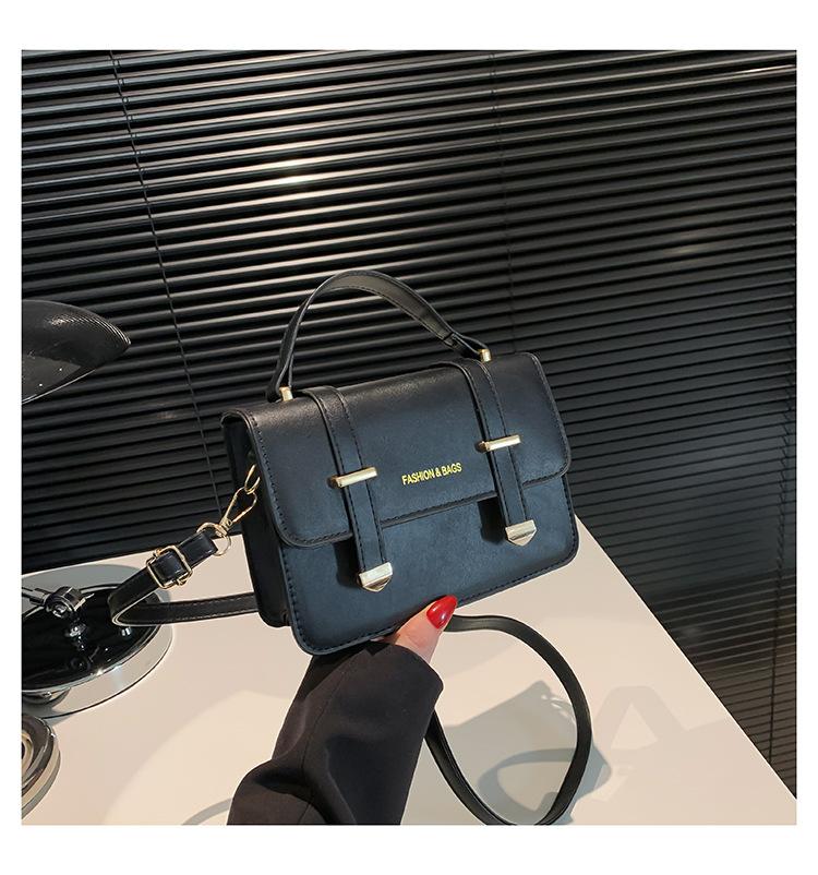 

2024 новый модный дизайн сумки-мессенджера популярная маленькая сумка женская тенденция простая корейская версия одно плечо маленькая квадратная сумка женская чёрный