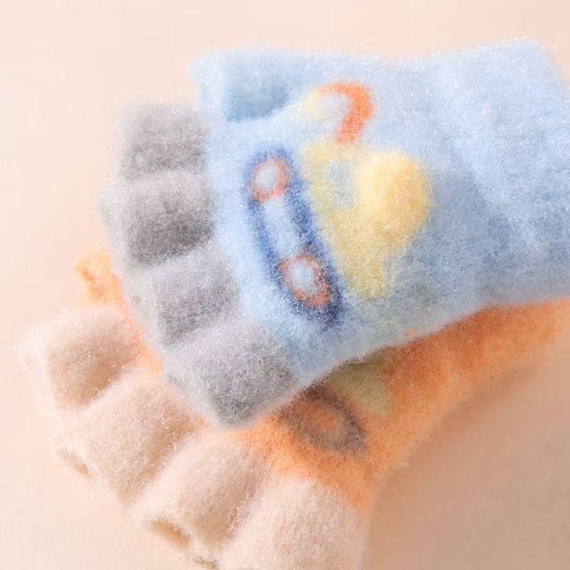 Ye Peng Baby Half-Finger Gloves: Cute Excavator Design for 0-2 Years, Perfect for Autumn and Winter Crawling.