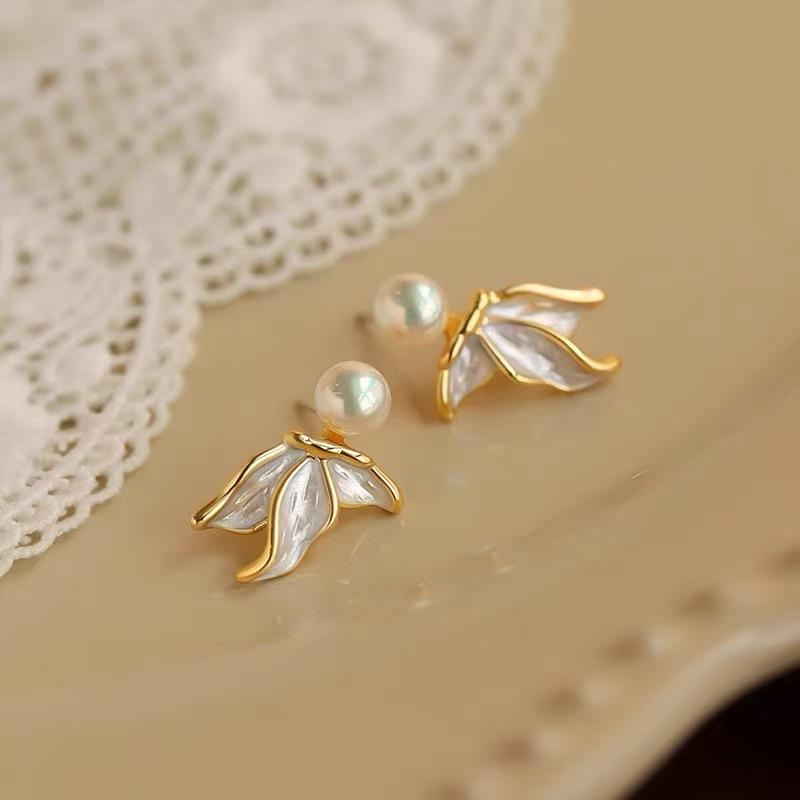 Fish-tail Stud Earrings - A Niche Piece of Jewelry with A Light, Luxurious and Sophisticated Appeal for Women.