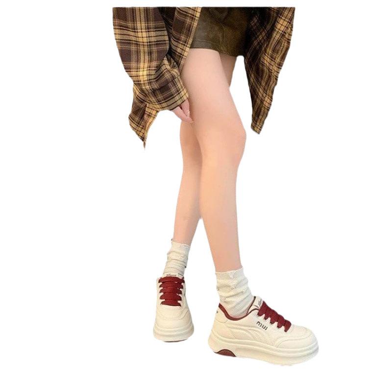 Modne sportowe buty casual na platformie damskie 2025 wiosna nowe wszechstronne okrągły nosek skórzane białe buty podwyższające damskie buty typu board