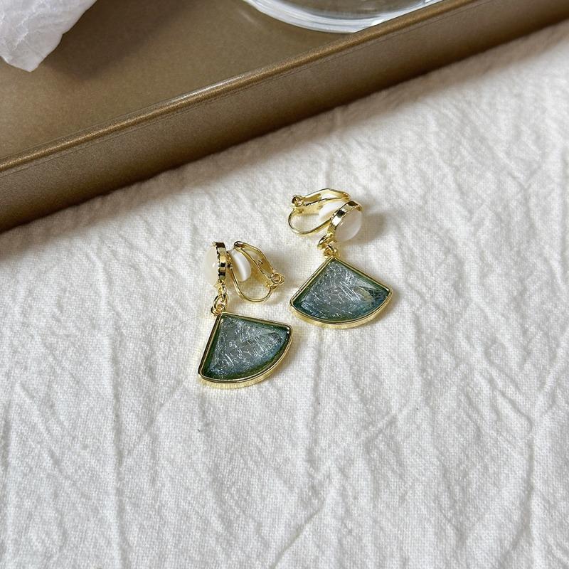 Camellia Temperament No Ear Pierced Ear Clips Pearl Flower Checkerboard Diamond Triangular Ear Clips Niche Earrings Women
