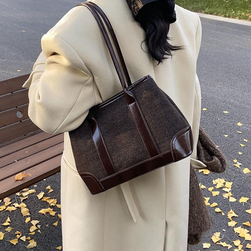 Fashion Commuter Large-capacity Bag Women's 2025 New Versatile Shoulder Underarm Bag Super Fire Portable Tote Bag