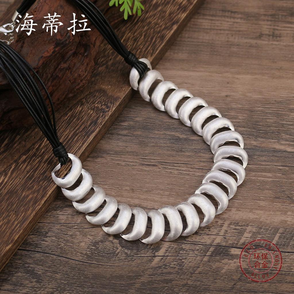 Neue handgefertigte gebürstete silberfarbene Ring-Halskette, Damen übertriebene High-End hohle Ring Lederkordel Halskette