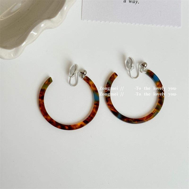 Amber Leopard Print Hoop Earrings for Women, Autumn/Winter 2026 Retro Hong Kong Style, High-End Large Hoops