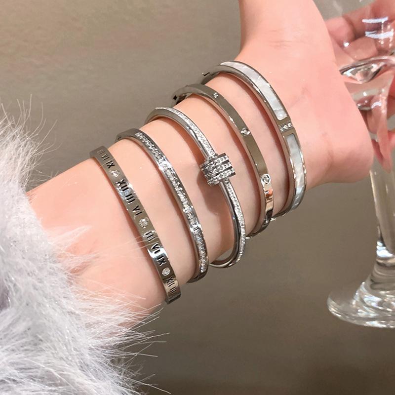Fashionable Zircon For Diamond-inlaid Nail Bracelets Suitable For Women To Wear And Wear During Summer Travel