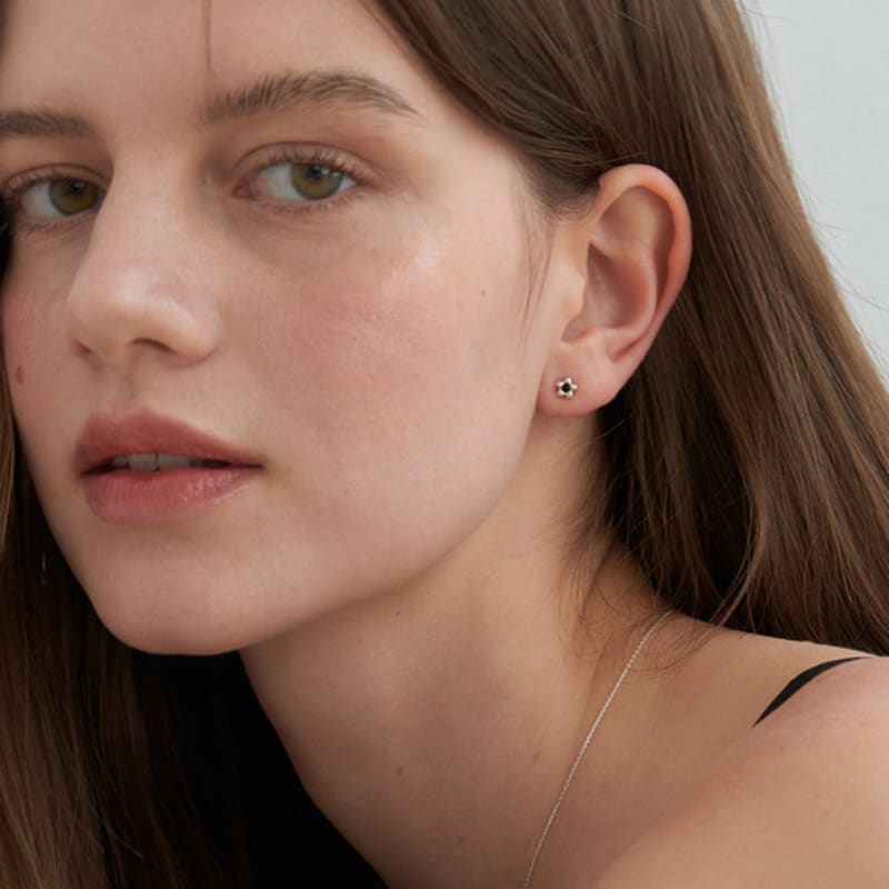 OVLA (SILVER 925) black stone flower tiny earring JE040