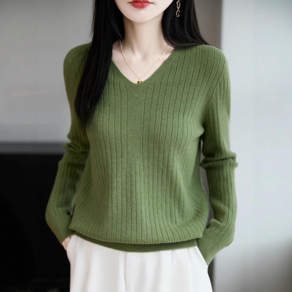 Temperamental Minimalist Women's V-neck Slimming Sweater - Soft, Casual, Skin-friendly Knitted Base for Autumn/Winter.