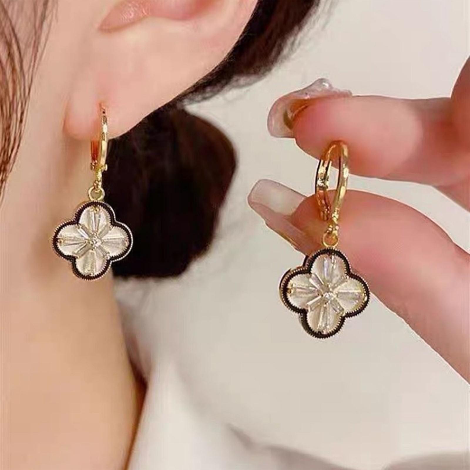 

Стильные изысканные серьги-четырехлистники One Size