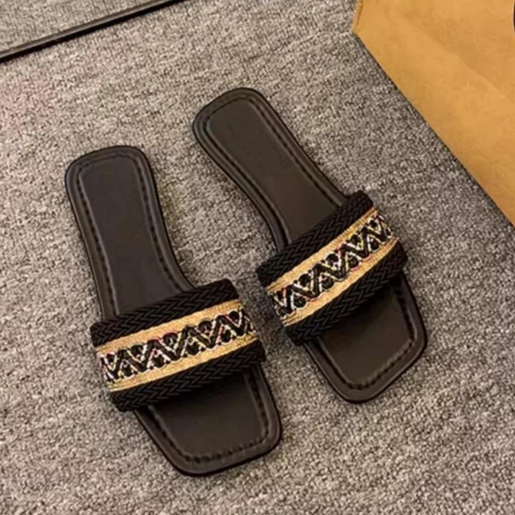 Xiaoxiangfeng Cool Slippers for Women To Wear In the Summer of 2025, New Models with Small Soft Soles, Square Head, Seaside Vacation Beach Shoes