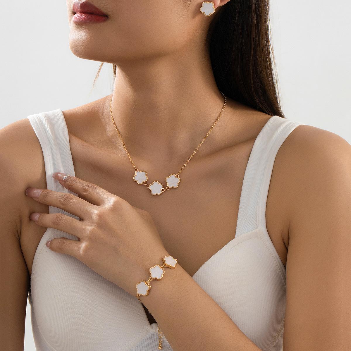 

Модные украшения для женщин белый