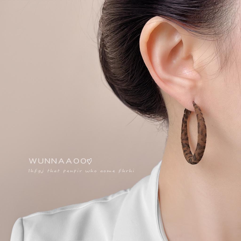 Hot in autumn and winter, leopard print flocking exaggerated wind geometric earrings, needle explosive earrings
