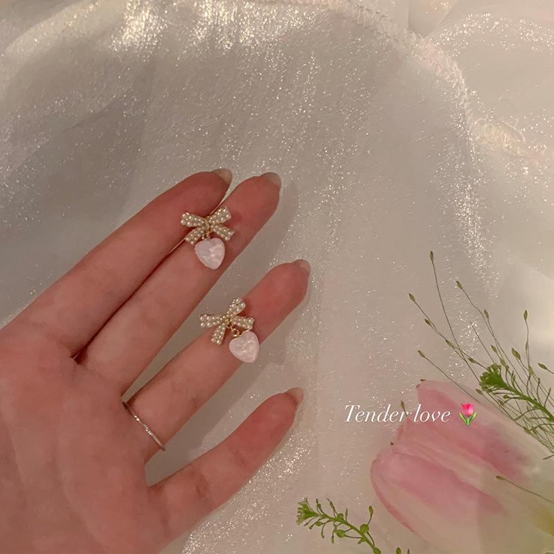 

2024 Bowknot Heart Pearl Women s Luxury Stud Earrings: Chic, Elegant Design
