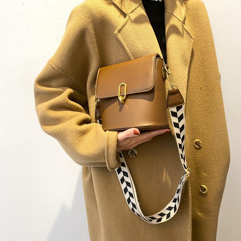 

Модна невелика сумка жіноча сумка 2024 новий модний Інтернет знаменитість іноземний стиль сумка через плече осінь і зима ретро сумка-месенджер bucket bag колір світло кави