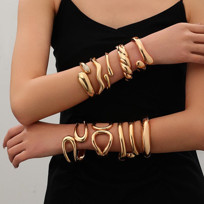 

Simple and personality exaggerated wide edge hollow spring alloy bracelet business temperament bracelet
