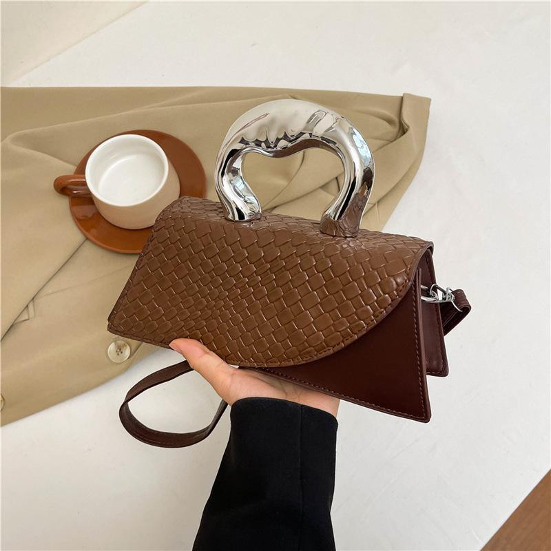

2025 autumn new personalized design crocodile pattern patent leather glossy crossbody metal portable shoulder women s small square bag темно-коричневого