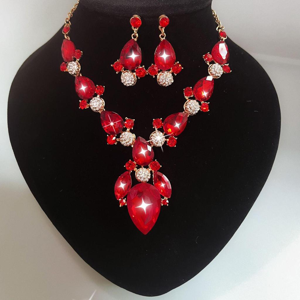 Elegantná svetlá luxusná retiazka na kľúčnu kosť: Trblietavý diamantový náhrdelník s strapcami, náušnice, sada náramkov - Dámske európske a americké módne doplnky