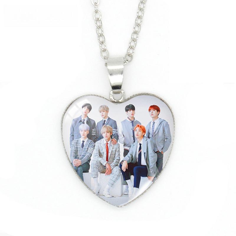 Collana con Ciondolo a Cuore BTS, Collana con Cabochon in Vetro Foto di Gruppo Uniforme Scolastica Bangtan Boys, Gioiello Regalo per Fan Kpop ARMY