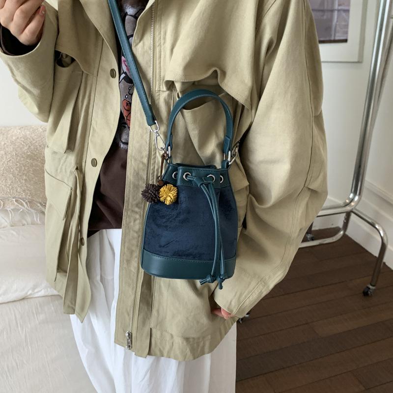 Fashion drawstring handbag versatile bucket bag women's 2025 autumn and winter new commuter shoulder bag trendy messenger bag