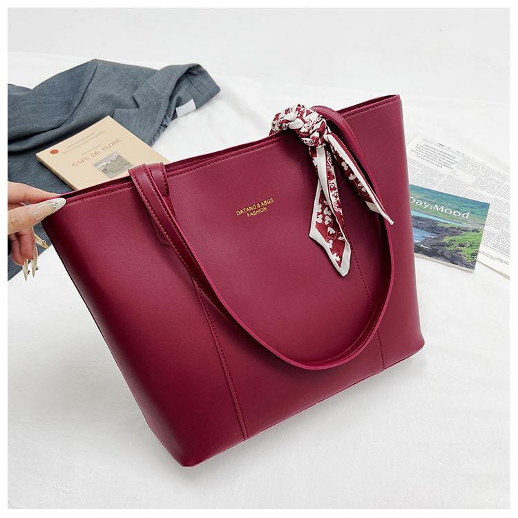 

Bag women s 2025 new versatile temperament, large-capacity fashion shoulder bag, high-end retro handbag, tote bag червоний