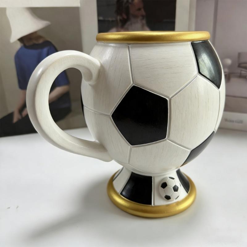 Einzigartige 3D-Fußballharz-Tasse mit hochwertigem Edelstahl-Innenleben für Heiß- und Kaltgetränke, Kaffee-Trinkbecher