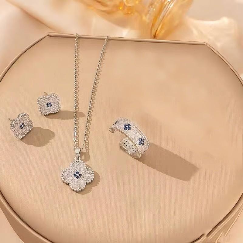 Womens Titanium Steel Clover Jewelry Set Gold Plated Full Necklace Earrings Ring Fashion Versatile