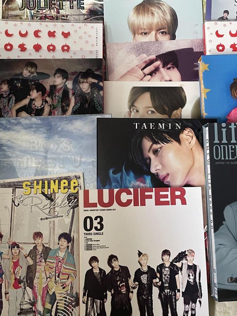 [USED] (Approximately 60 Items) SHINee CD Penlight Goods and Other Set