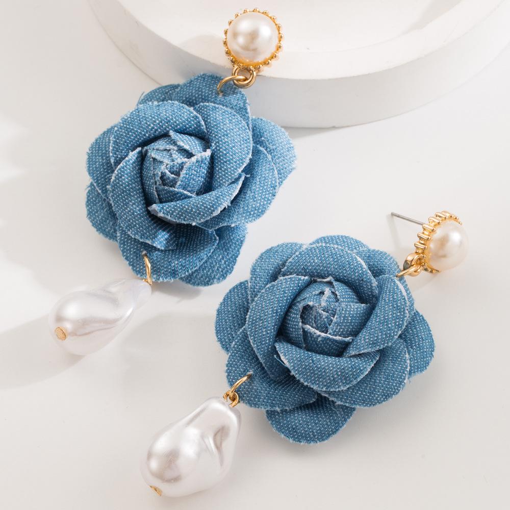 

Elegant Korean-Style Pearl and Rose Stud Earrings світло-синій колір
