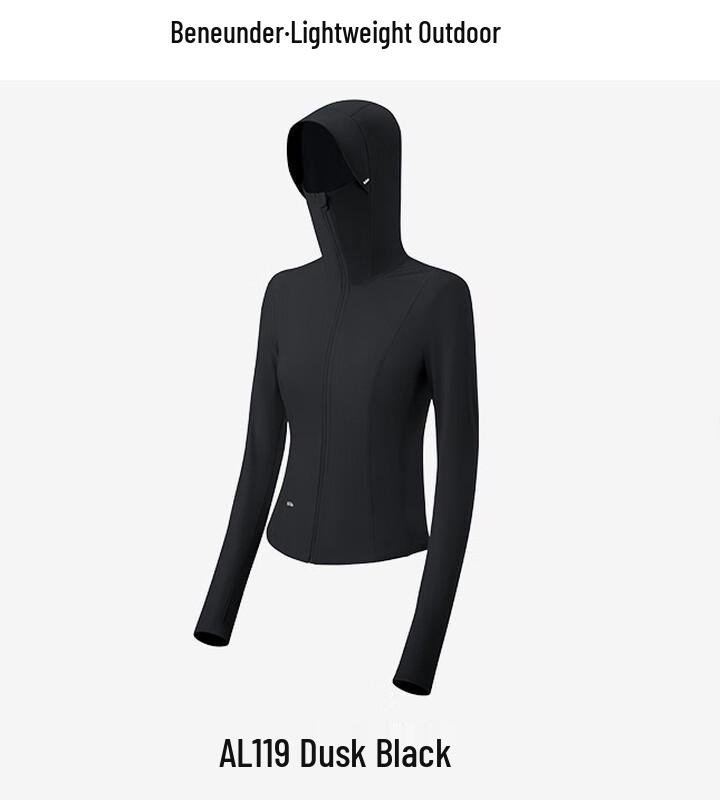 Банан под женской охлаждающей солнцезащитной курткой