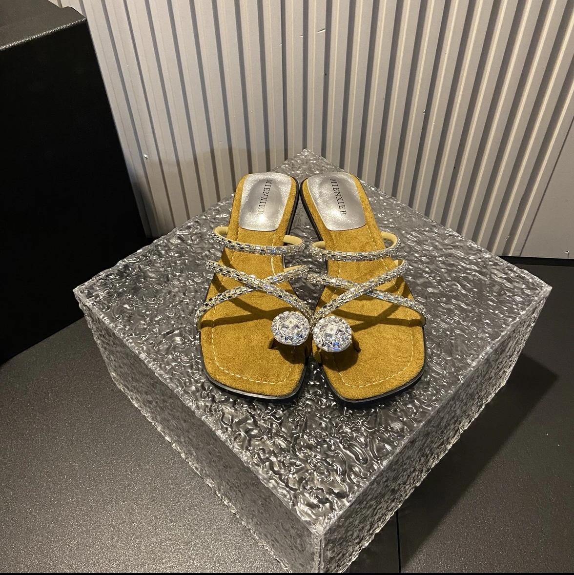 

Модная обувь 2024 года. Низкие тапочки. Повседневные тапочки. Женские шлепанцы. Желейные шлепанцы. Роскошные летние блестящие модные римские каблуки-копышки. Ткань. 40 жёлтый