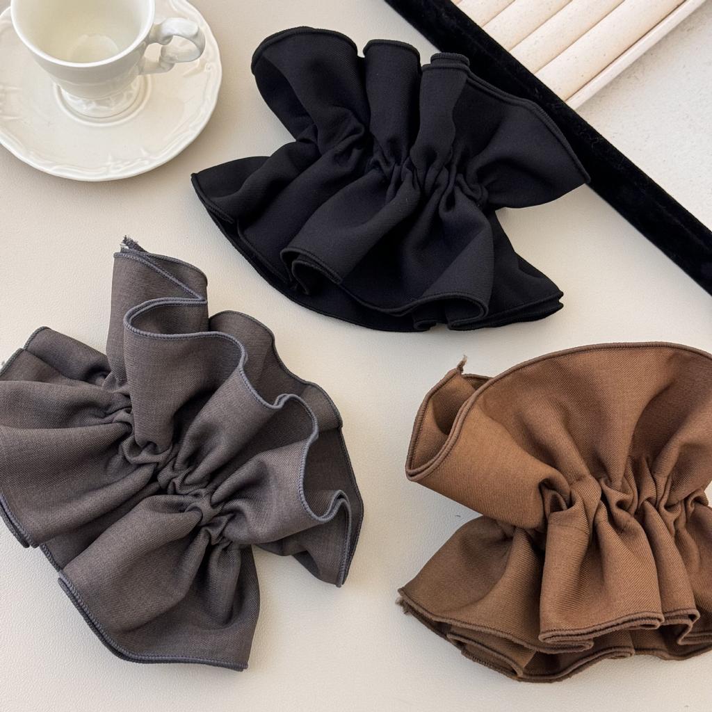 A High-end and Elegant Girl with A Pleated and Laid-back Large Intestine Hair Band, A Ponytail and A Hair Tie