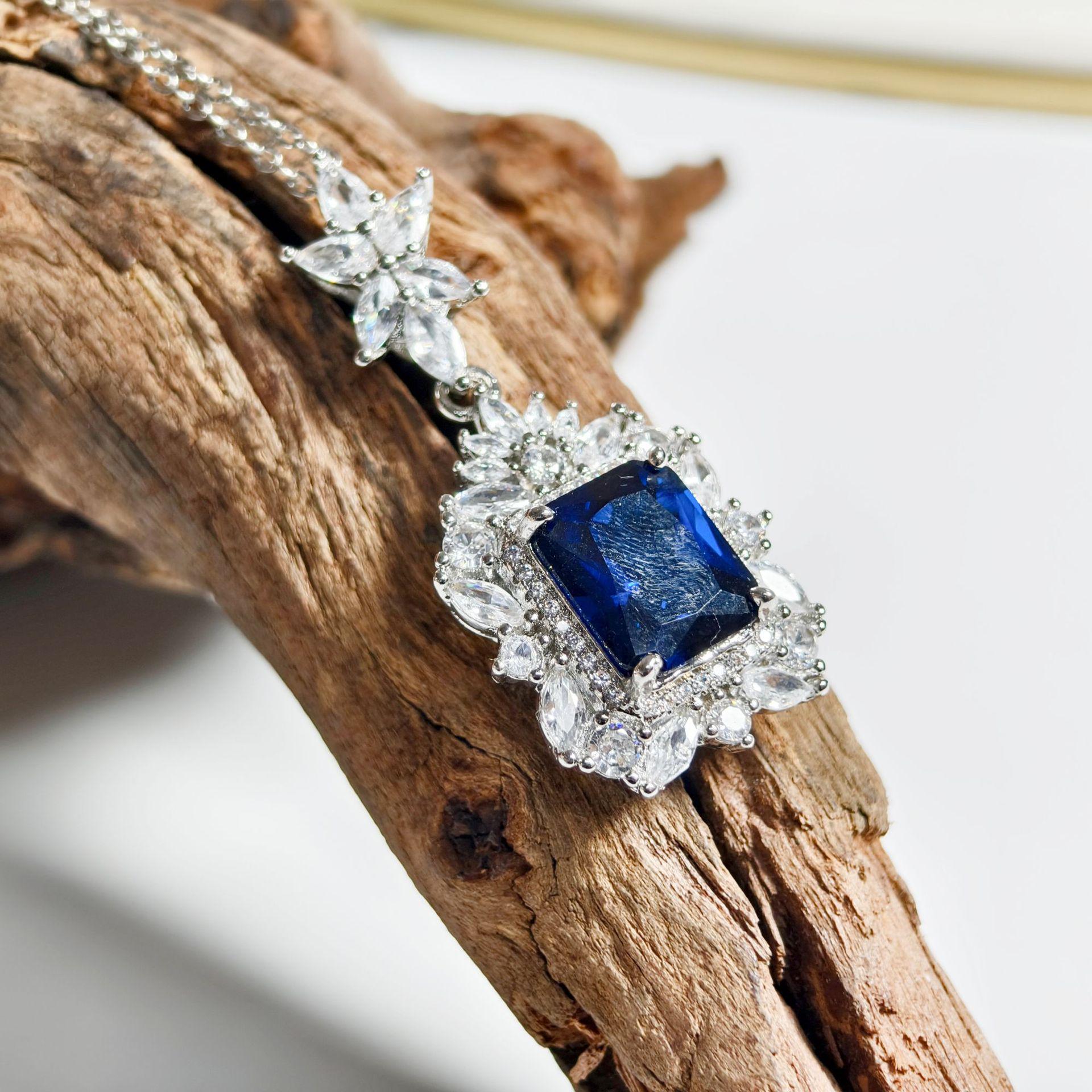 Gesi En Luxury Blue Zirconia Square Earrings, Ring, and Pendant Set – Retro and Versatile High-End Jewelry.