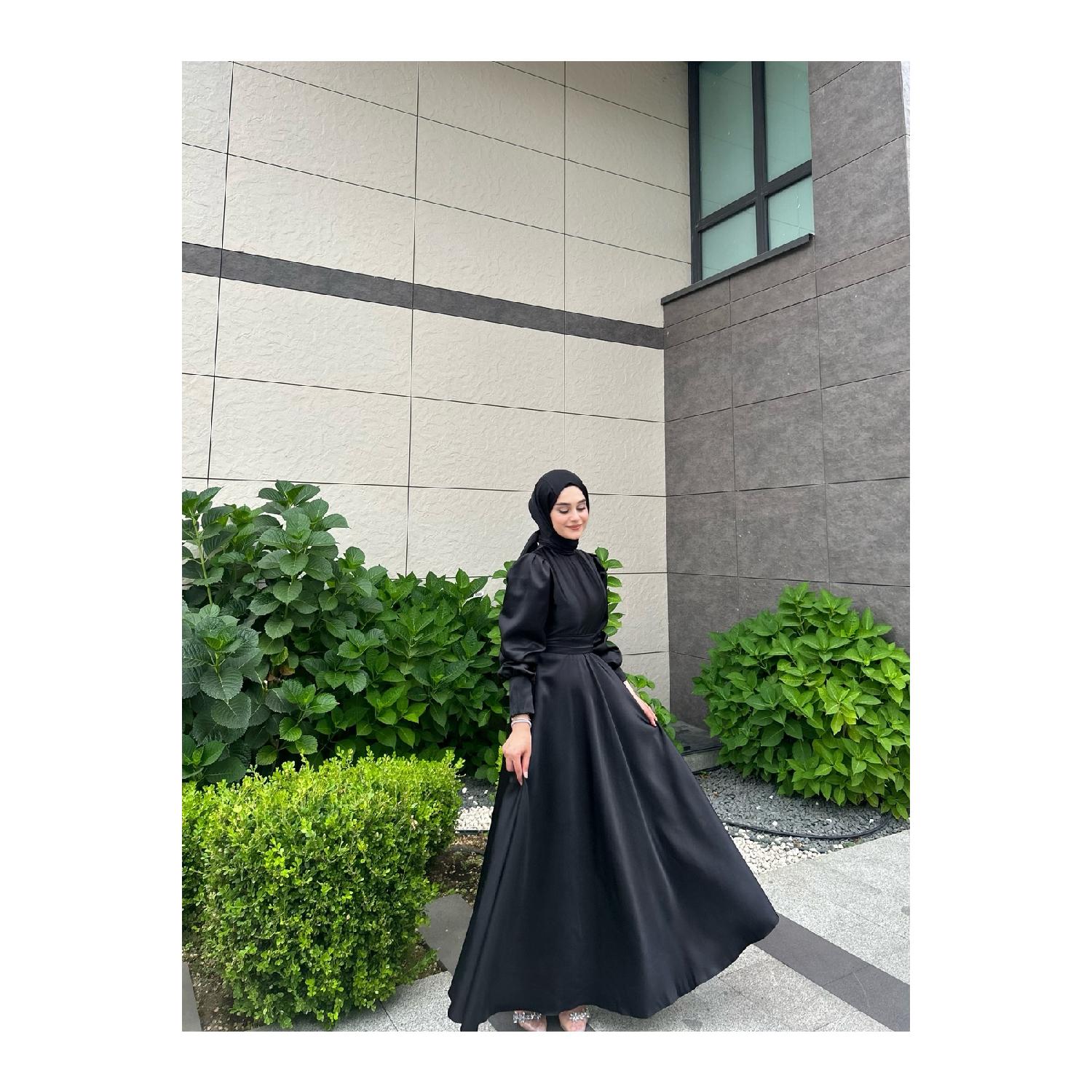 

Атласное вечернее платье в стиле хиджаб с поясом и рукавами