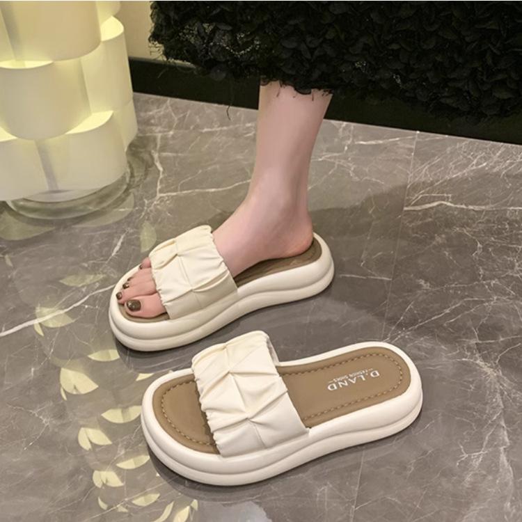 Slippers Women's Summer Wear 2025 New Fashion Thick-bottomed Muffin Sandals Internet Celebrity Super Fire Beach Folds One-word Drag