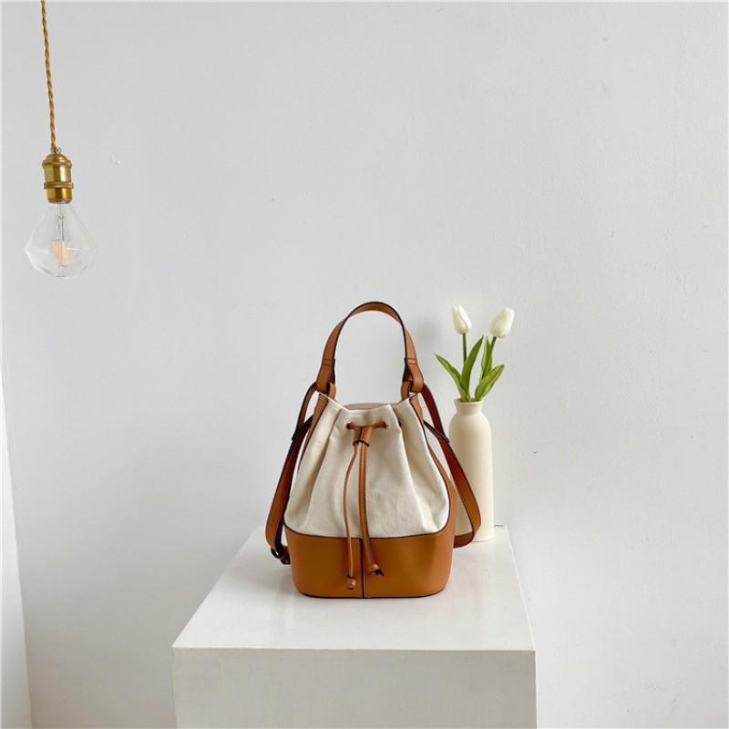 

Portable Canvas Bag Niche PU Splicing Design Single-shoulder Crossbody Fashionable Drawstring Pleated Bucket Women коричневий