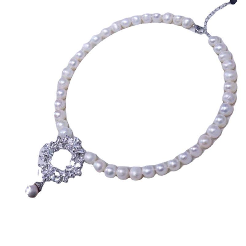 Versatile 9-10mm Freshwater Pearl Wreath Necklace: A Stylish Pairing for Skirts and Dresses