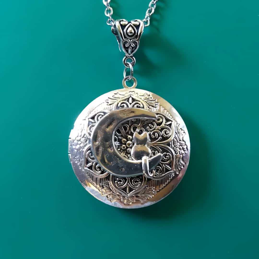

Retro Exquisite Sliver Color Geometric Circular Relief Kitten on The Moon Pendant Necklace for Women Cat Animal Jewelry Gifts