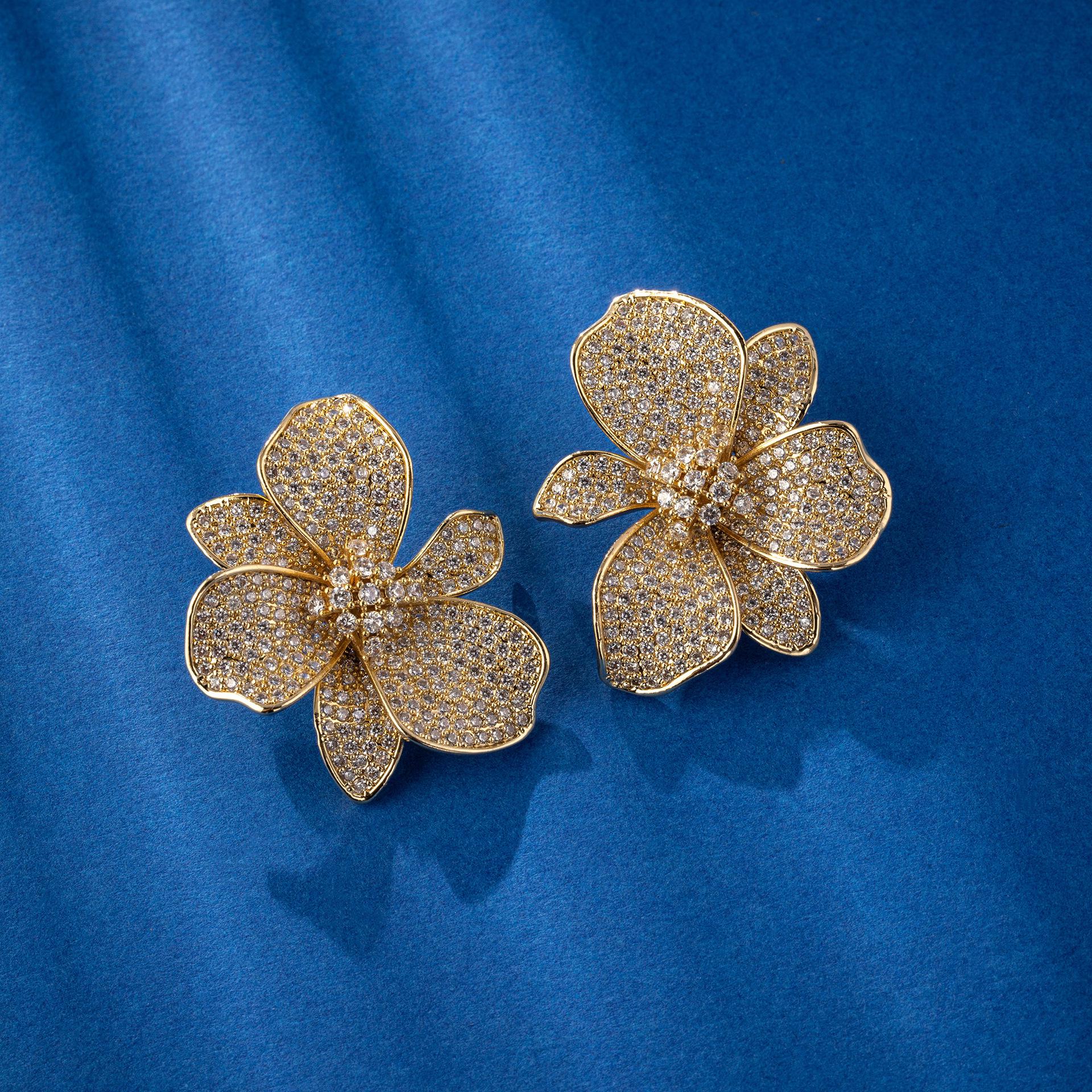 Exquisite Goddess-Style Petal Earrings: Fashionable Light Luxury Slimming Studs for Women