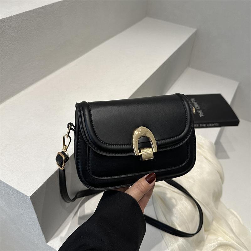 

Модная повседневная сумка-седло женская весна 2025 новая ретро простая литературная сумка на плечо в зарубежном стиле трендовая женская сумка чёрный