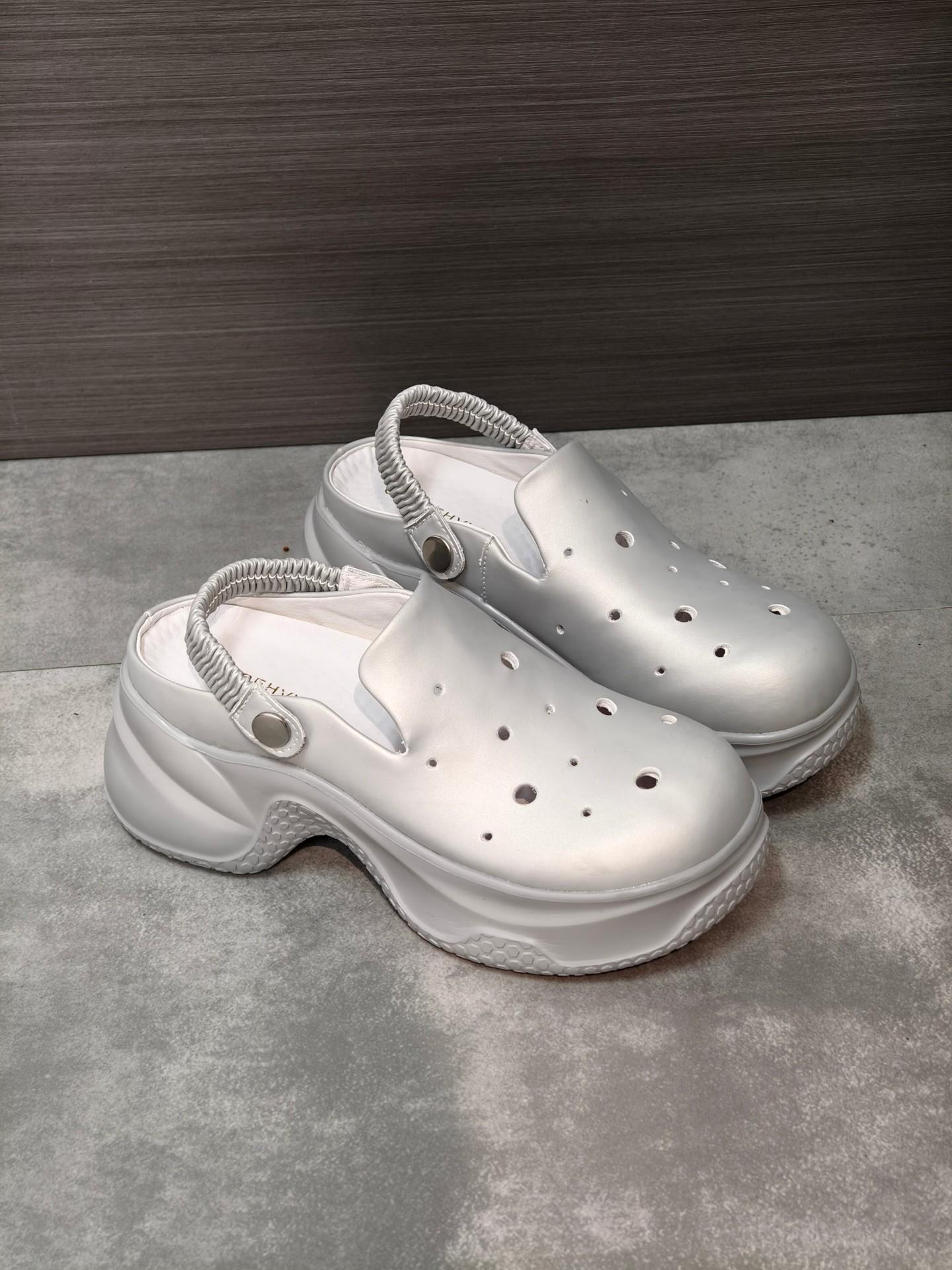 

2025 лето новые толстоподошвенные туфли с облачными отверстиями женские для увеличения роста нескользящие для улицы наступающие на дерьмо приморские пляжные туфли сандалии 39 серебряный