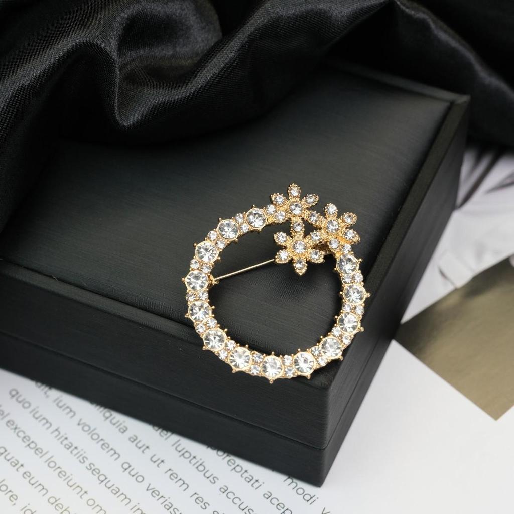 Retro Flower Pearl & Diamond Alloy Brooch Pin