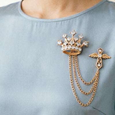 Spilla a Spilla da Uomo con Catena, Spilla da Bavero Croce Corona Britannica Angelo, Distintivo per Abito con Strass Catena con Nappa per Uomo, Giacca da Abito per Matrimonio Formale Festa