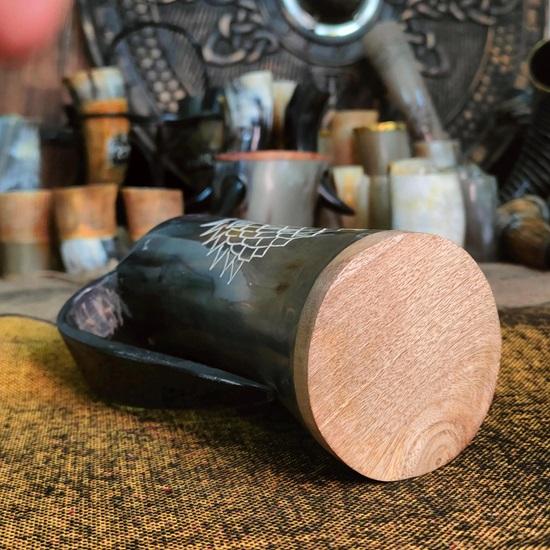 Lot de 2 mugs en corne de Viking sur socle en bois Mug à hydromel médiéval Cadeau pour lui