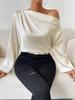 Top a maglia da donna in raso asimmetrico a maniche lunghe con design a spalla obliqua